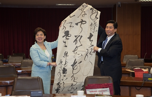 「川台高校校長論壇」四川代表團之四川大學謝和平校長等一行33人蒞校參訪，本校張家宜校長於驚聲國際會議廳主持簡報及座談，針對學術、教育等議題進行交流。