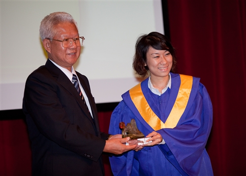 本校蘭陽校園於5日上午舉行第2屆畢業生之畢業典禮，典禮全程以英語進行。畢業生帶著師長及學弟妹的祝福，昂首開展人生新的里程碑。