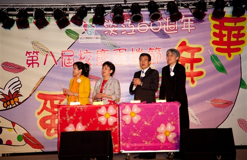 淡水校園「傳燈傳心」與蘭陽校園「燈峰照吉」點燈活動，全體教職員工生同慶學校60大壽。