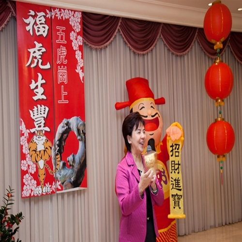 本校庚寅年新春團拜茶會於2月19日（星期五）上午10時在淡水校園覺生國際會議廳舉行，團拜活動由校長張家宜主持，祝賀全體同仁在新的一年生龍活虎、如虎添翼、身體健康。