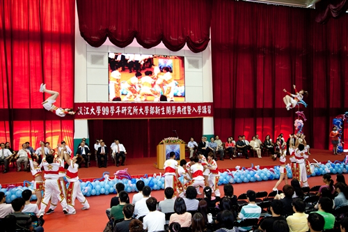 新淡江人登克難坡，本校99學年度新生開學典禮暨入學講習於淡水校園隆重舉行。