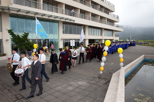 本校蘭陽校園於5日上午舉行第2屆畢業生之畢業典禮，典禮全程以英語進行。畢業生帶著師長及學弟妹的祝福，昂首開展人生新的里程碑。