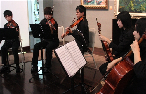 文錙藝術中心展出「美哉淡江- 60週年校慶特展」。