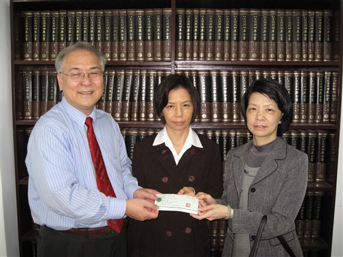 中文系張雙英主任代表接受蔣國榆、蔣國蓉女士捐贈新台幣50萬元，於中文系成立「蔣國樑先生古典詩創作獎」基金，以鼓勵本校學生對古典詩的創作熱忱。