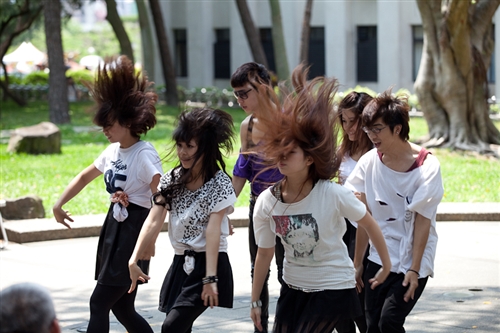 「外語週」於本週在外語大樓前、海報街展開，動人的各國舞蹈表演、各國文物美食讓全校動起來。