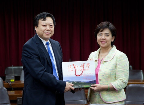 本校與北京理工大學簽定兩校學術交流協議暨學生交流協議書。