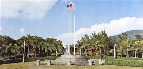 為記錄一甲子以來的成長足跡，本校將出版令人懷念的人、事、物《淡江影像60─人事物的交融》專書，自即日起至4月10日止舉辦「淡江老照片」徵集活動，歡迎所有淡江人共襄盛舉，踴躍提供。