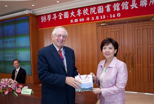 「98學年度全國大專校院圖書館館長聯席會」，邀集175所大專校院與軍警學校圖書館館長齊聚五虎崗，針對當前大專院校圖書館的經營、行政協調及發展趨勢等主題，進行交流與研討，以提升各校圖書館提升整體競爭力。