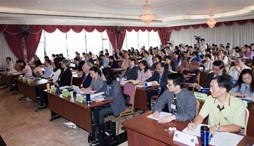 「98學年度全國大專校院圖書館館長聯席會」，邀集175所大專校院與軍警學校圖書館館長齊聚五虎崗，針對當前大專院校圖書館的經營、行政協調及發展趨勢等主題，進行交流與研討，以提升各校圖書館提升整體競爭力。