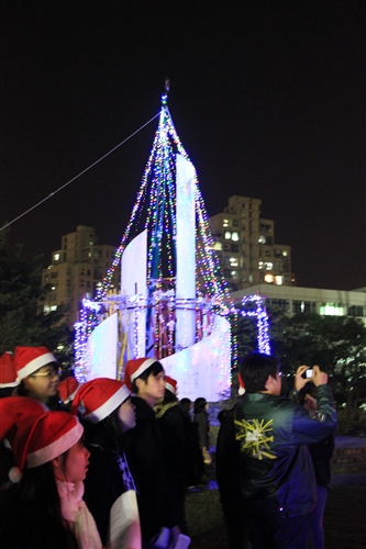 「淡江一甲子，旋轉久久，迎向100 蛋捲點燈」暨「2010白色聖誕化妝舞會」活動熱鬧登場。