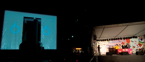 淡水校園「傳燈傳心」與蘭陽校園「燈峰照吉」點燈活動，全體教職員工生同慶學校60大壽。