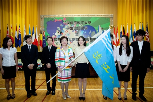 「99學年度淡江大學學生出國留學暨國際青年大使交流團授旗典禮」，於淡水校園學生活動中心舉行，460餘名學生們將帶著師長們滿滿的祝福，起航出海到實體環境，學習多元文化與語言及累積生命能量。