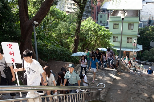 新淡江人登克難坡，本校99學年度新生開學典禮暨入學講習於淡水校園隆重舉行。