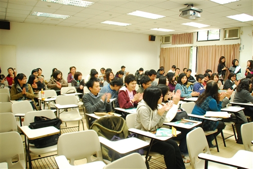 美洲研究所邀請中南美洲唯一征服全世界七大峰的登山家海梅比尼亞斯蒞臨淡水校園進行「從瓜地馬拉到世界的高峰」演講，讓本校學生見證了這位充滿活力，將攀爬高峰當作生命最重要事的勇士。