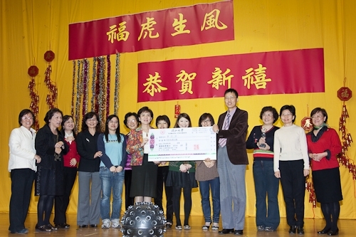 本校98年度歲末聯歡會在淡水校園學生活動中心熱鬧登場，豐富的摸彩品及多元具有特色的民俗技藝、箏胡、舞蹈、歌唱等表演，讓全校教職員工及退休人員High到最高點。