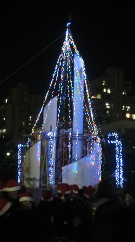 「淡江一甲子，旋轉久久，迎向100 蛋捲點燈」暨「2010白色聖誕化妝舞會」活動熱鬧登場。