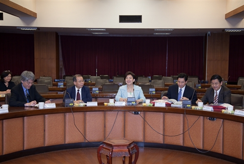 「川台高校校長論壇」四川代表團之四川大學謝和平校長等一行33人蒞校參訪，本校張家宜校長於驚聲國際會議廳主持簡報及座談，針對學術、教育等議題進行交流。