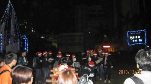 「淡江一甲子，旋轉久久，迎向100 蛋捲點燈」暨「2010白色聖誕化妝舞會」活動熱鬧登場。