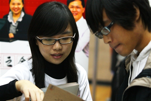 本校舉行2010年校園徵才博覽會，吸引50家企業蒞校徵才，會場提供完整的求職資訊，讓同學們即早熟悉就業市場狀況，做好自我生涯規劃，以期順利與職場接軌。