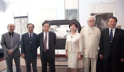 「台灣鄉情水墨畫」巡迴展即日起至6月底在本校文錙藝術中心展出，水墨畫家聯合展出運用了山水、人物、花鳥等表現題材之作品，展現創作者個人獨特的風格，並帶領大家重新認識台灣之美。