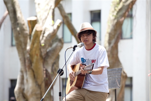 「外語週」於本週在外語大樓前、海報街展開，動人的各國舞蹈表演、各國文物美食讓全校動起來。