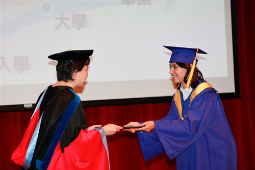 本校蘭陽校園於5日上午舉行第2屆畢業生之畢業典禮，典禮全程以英語進行。畢業生帶著師長及學弟妹的祝福，昂首開展人生新的里程碑。