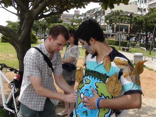 本校中華語文研習班的土耳其學生古艾柏，參加「拯救地球大作戰—2010外籍人士說國台語演講比賽」，以一口流利的國台語雙聲帶，打敗170餘位參賽的外籍人士，勇得冠軍。