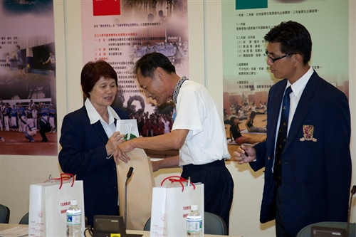 香港中文大學體育部盧遠昌主任等一行10人蒞校參訪，兩校體育主管及教師針對彼此的體育現況及特色進行熱烈討論，為日後體育合作交流奠定良好的基礎。
