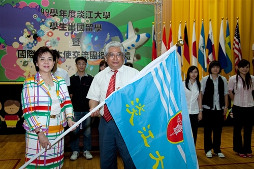 「99學年度淡江大學學生出國留學暨國際青年大使交流團授旗典禮」，於淡水校園學生活動中心舉行，460餘名學生們將帶著師長們滿滿的祝福，起航出海到實體環境，學習多元文化與語言及累積生命能量。