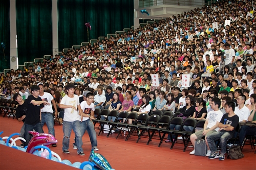 新淡江人登克難坡，本校99學年度新生開學典禮暨入學講習於淡水校園隆重舉行。