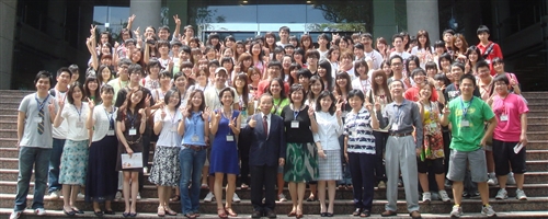 「2010年暑期生活英語營」本週在淡水校園熱鬧展開，4天的活動將協助同學藉著不同文化的學習與自我探索，提升英語能力與國際視野。