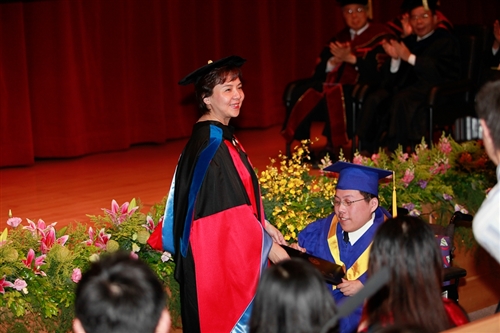 本校蘭陽校園於5日上午舉行第2屆畢業生之畢業典禮，典禮全程以英語進行。畢業生帶著師長及學弟妹的祝福，昂首開展人生新的里程碑。