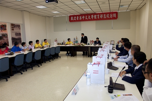 香港中文大學體育部盧遠昌主任等一行10人蒞校參訪，兩校體育主管及教師針對彼此的體育現況及特色進行熱烈討論，為日後體育合作交流奠定良好的基礎。