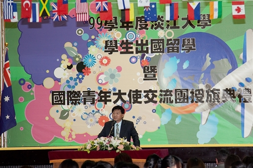 「99學年度淡江大學學生出國留學暨國際青年大使交流團授旗典禮」，於淡水校園學生活動中心舉行，460餘名學生們將帶著師長們滿滿的祝福，起航出海到實體環境，學習多元文化與語言及累積生命能量。