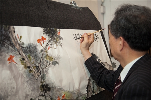 「台灣鄉情水墨畫」巡迴展即日起至6月底在本校文錙藝術中心展出，水墨畫家聯合展出運用了山水、人物、花鳥等表現題材之作品，展現創作者個人獨特的風格，並帶領大家重新認識台灣之美。