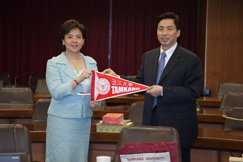 「川台高校校長論壇」四川代表團之四川大學謝和平校長等一行33人蒞校參訪，本校張家宜校長於驚聲國際會議廳主持簡報及座談，針對學術、教育等議題進行交流。