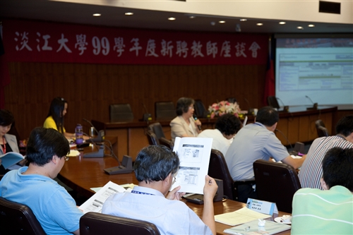 增聘51名專任教師，本校召開「99學年度新聘教師座談會」。