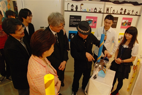 資訊傳播系第9屆畢業成果校內展「媒介現」本週在黑天鵝展示廳舉辦，展出學生四年來融會傳播、藝術與科技的專業知識，並以獨特的創作思維呈現多元的學習成效。