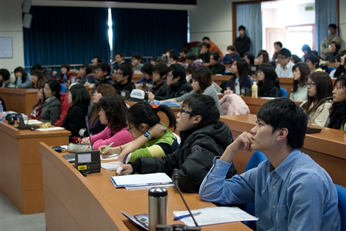 本學期商學院邀請知名企業主管及學者開授「理財與創業」講座課程，增進同學理財與創業觀念，並習取台灣創業家的智慧與經驗。