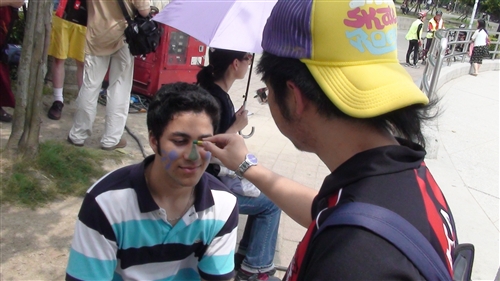 本校中華語文研習班的土耳其學生古艾柏，參加「拯救地球大作戰—2010外籍人士說國台語演講比賽」，以一口流利的國台語雙聲帶，打敗170餘位參賽的外籍人士，勇得冠軍。