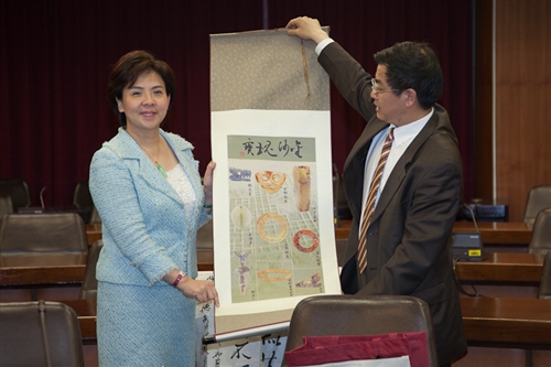 「川台高校校長論壇」四川代表團之四川大學謝和平校長等一行33人蒞校參訪，本校張家宜校長於驚聲國際會議廳主持簡報及座談，針對學術、教育等議題進行交流。