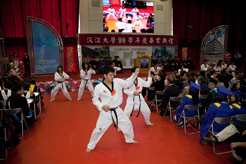 本校98學年度畢業典禮在淡水校園紹謨紀念體育館舉行，校長張家宜以「虎崗風雅林美化雨黌宮甲子春，學成啟航縱橫天下菁莪萬世秋」期勉每一位畢業生，秉持企業最愛的DNA，開創一番「淡江以你為榮」的榮耀。