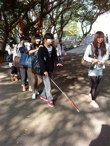 「校園與社區服務學習」課程，一般生與視障生共體「健康校園」。