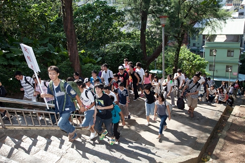 新淡江人登克難坡，本校99學年度新生開學典禮暨入學講習於淡水校園隆重舉行。