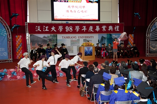 本校98學年度畢業典禮在淡水校園紹謨紀念體育館舉行，校長張家宜以「虎崗風雅林美化雨黌宮甲子春，學成啟航縱橫天下菁莪萬世秋」期勉每一位畢業生，秉持企業最愛的DNA，開創一番「淡江以你為榮」的榮耀。