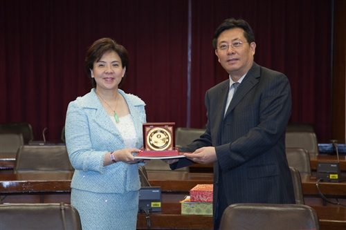 「川台高校校長論壇」四川代表團之四川大學謝和平校長等一行33人蒞校參訪，本校張家宜校長於驚聲國際會議廳主持簡報及座談，針對學術、教育等議題進行交流。