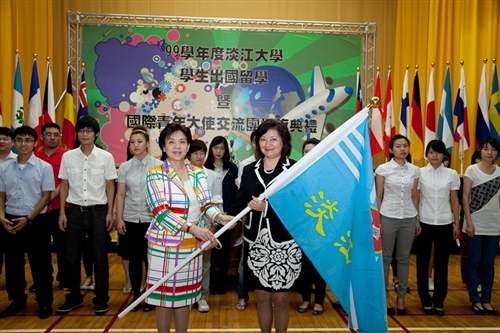 「99學年度淡江大學學生出國留學暨國際青年大使交流團授旗典禮」，於淡水校園學生活動中心舉行，460餘名學生們將帶著師長們滿滿的祝福，起航出海到實體環境，學習多元文化與語言及累積生命能量。