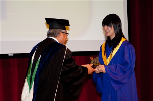 本校蘭陽校園於5日上午舉行第2屆畢業生之畢業典禮，典禮全程以英語進行。畢業生帶著師長及學弟妹的祝福，昂首開展人生新的里程碑。