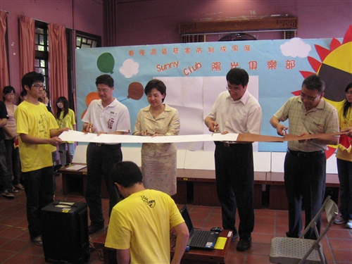 春暉週暨菸害防制成果展於覺軒花園教室陽光展開，張家宜校長親臨會場主持開幕式，並帶領師長剪掉長型拒菸，展現本校「向菸說不、健康邁步」的決心。