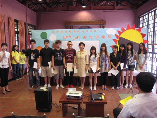 春暉週暨菸害防制成果展於覺軒花園教室陽光展開，張家宜校長親臨會場主持開幕式，並帶領師長剪掉長型拒菸，展現本校「向菸說不、健康邁步」的決心。